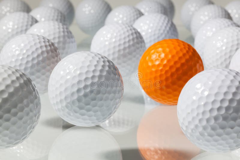 Muitas bolas de golfe em uma tabela de vidro