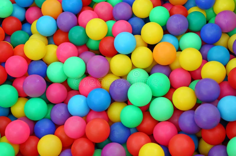 Bolas de plástico coloridas no fundo de uma sala de jogos infantil