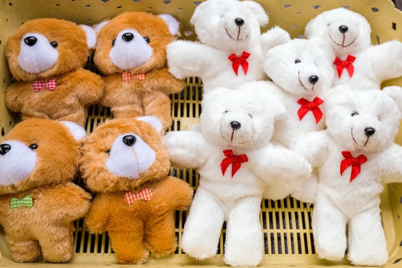 Muitas bonecas do urso na cesta plástica fotografia de stock Muitas bonecas do urso na cesta plástica fotografia de stock