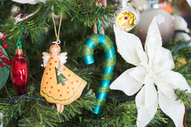 Muitas coisas estão pendurando na árvore de Natal: Homem de Santa Claus, de Bels e de bolas, de pão-de-espécie e bastões de doces imagens de stock Muitas coisas estão pendurando na árvore de Natal: Homem de Santa Claus, de Bels e de bolas, de pão-de-espécie e bastões de doces imagens de stock