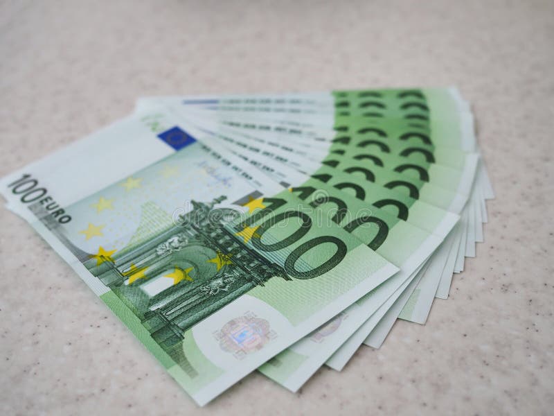 Muitas contas em cem euro espalharam para fora no fã de tabela imagens de stock royalty free Muitas contas em cem euro espalharam para fora no fã de tabela imagens de stock royalty free