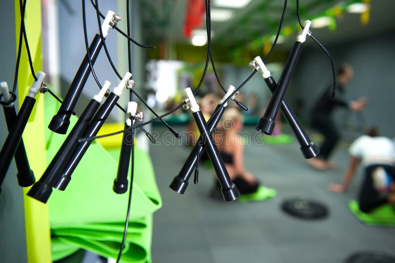 Muitas cordas de salto pretas do salto que penduram no gym para a aptidão e o CrossFit imagem de stock Muitas cordas de salto pretas do salto que penduram no gym para a aptidão e o CrossFit imagem de stock