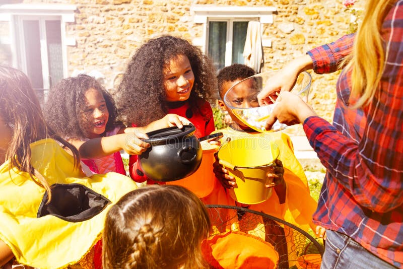 Família Jovem E Feliz, a Fantasia De Halloween Esculpindo Abóboras Juntas  No Quintal Foto de Stock - Imagem de junto, feliz: 231540666