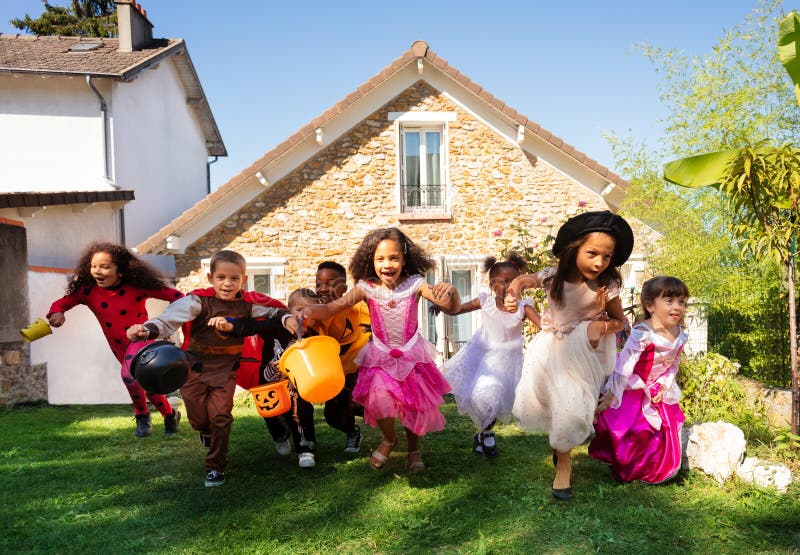 Crianças Na América Celebram O Dia Das Bruxas Engraçado Grupo De Amigos  Crianças Numa Fantasia De Halloween Na Festa De Halloween Foto de Stock -  Imagem de bonito, livro: 161170756