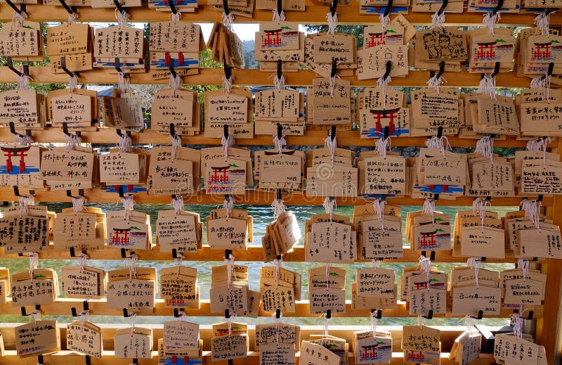Muitas massagens que penduram no templo para afortunado, amor, alegria em Kyoto, Japão fotografia de stock Muitas massagens que penduram no templo para afortunado, amor, alegria em Kyoto, Japão fotografia de stock