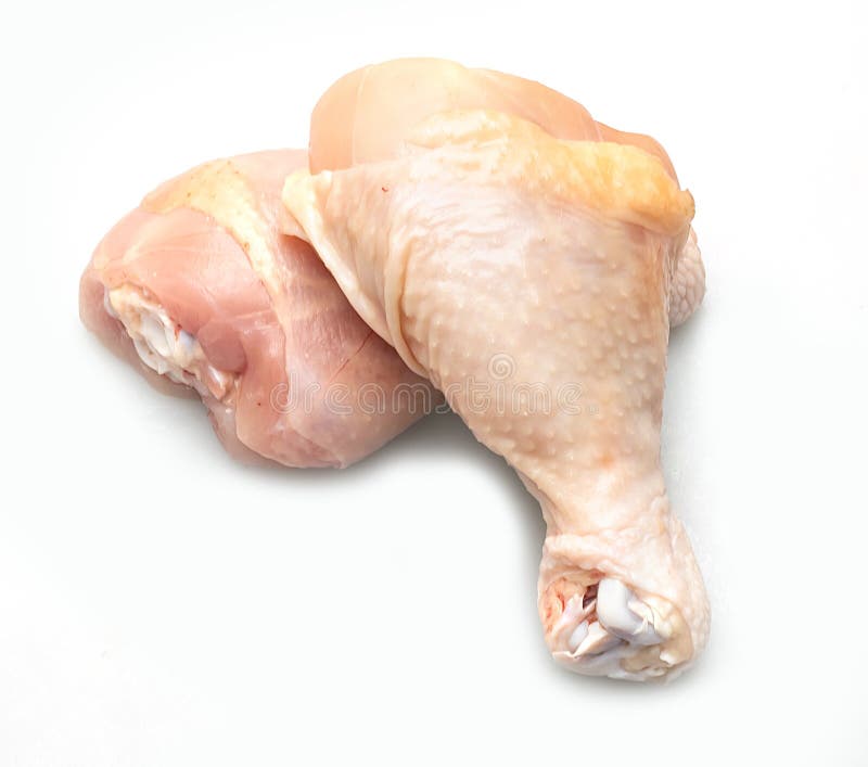 Muitas partes frescas da galinha aprontam-se para cozinhar Contexto branco fotos de stock Muitas partes frescas da galinha aprontam-se para cozinhar Contexto branco fotos de stock