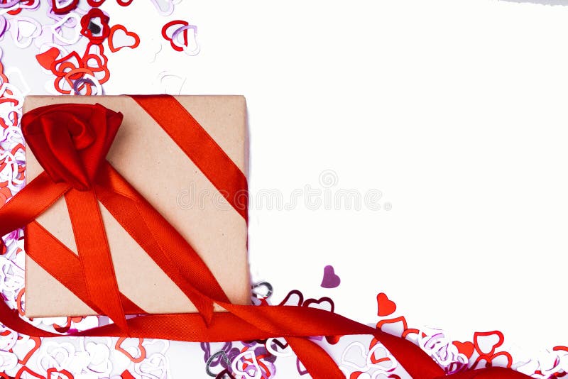 Muito forma vermelha do coração no fundo branco, no anel de noivado com diamante, no quadro e no espaço para o texto foto de stock Muito forma vermelha do coração no fundo branco, no anel de noivado com diamante, no quadro e no espaço para o texto foto de stock