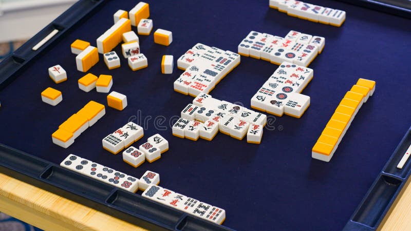 o mahjong na mesa antigo jogo de tabuleiro asiático close-up