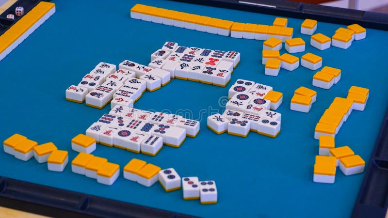 O mahjong na mesa antigo jogo de tabuleiro asiático fecha a