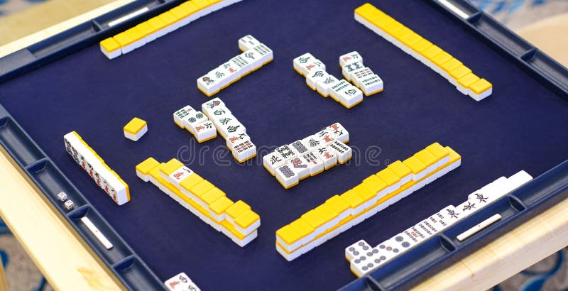 O mahjong na mesa antigo jogo de tabuleiro asiático fecha a imagem