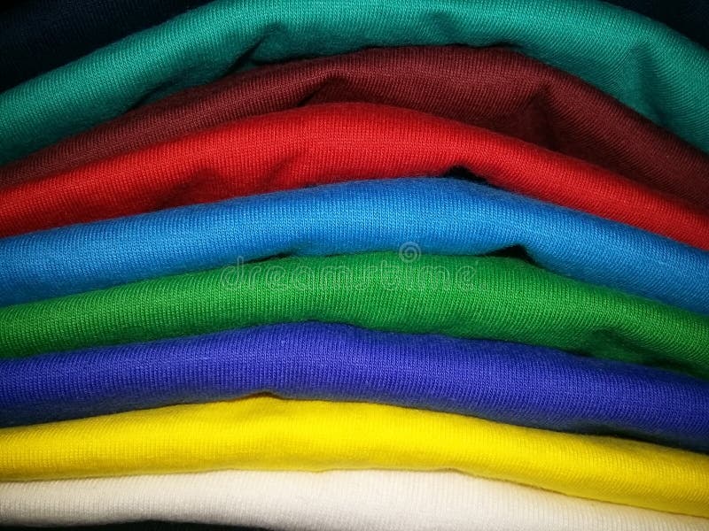 Muitos colorem no t-shirt vazio imagens de stock royalty free Muitos colorem no t-shirt vazio imagens de stock royalty free