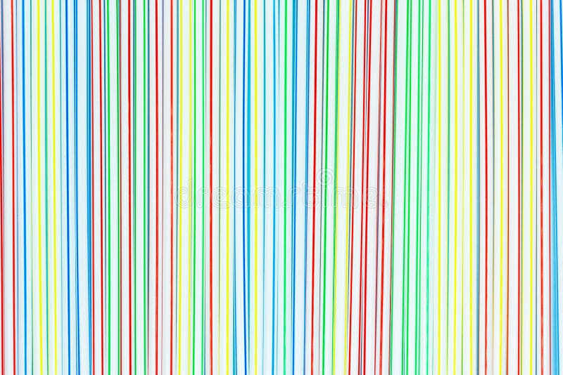 Muitos palhas ou tubos plásticos coloridos com as listras azuis, vermelhas, amarelas e verdes abstraia o fundo imagem de stock royalty free Muitos palhas ou tubos plásticos coloridos com as listras azuis, vermelhas, amarelas e verdes abstraia o fundo imagem de stock royalty free