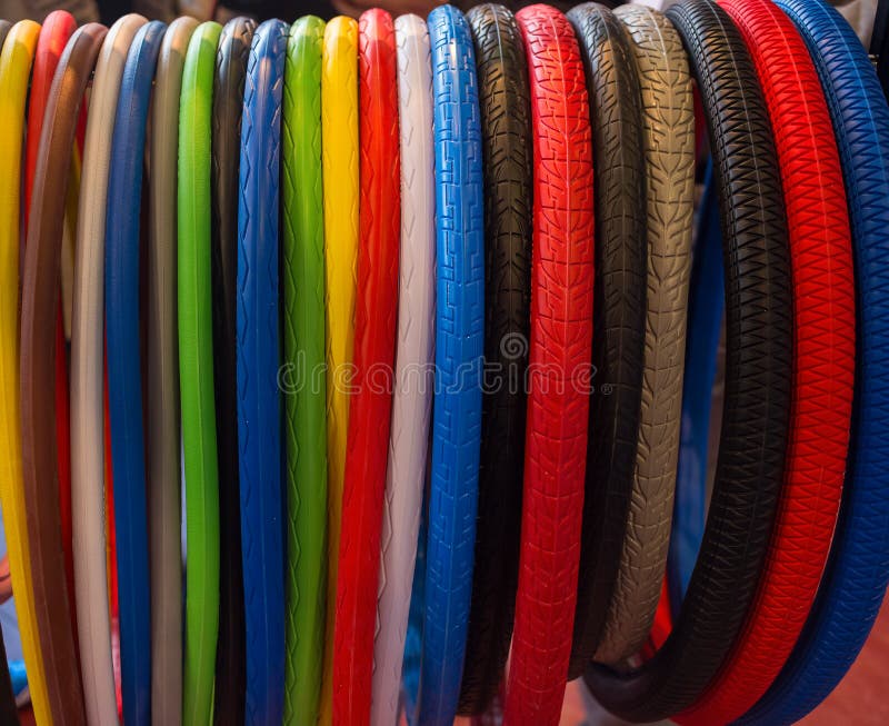 Muitos pneus coloridos da bicicleta fotografia de stock Muitos pneus coloridos da bicicleta fotografia de stock