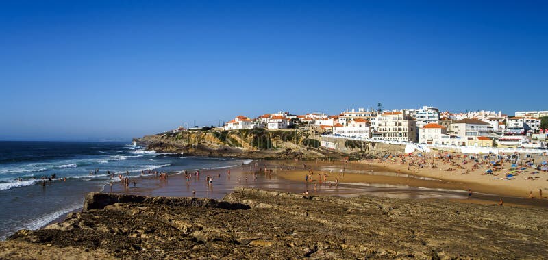 Muitas pessoas na praia imagens de stock