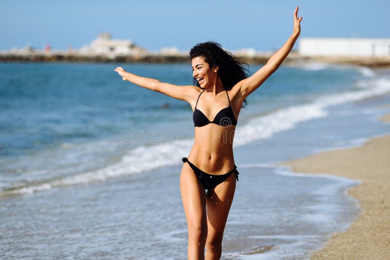 tolerancia Imperativo saludo Mujer árabe Joven Con El Cuerpo Hermoso En Traje De Baño Que Sonríe En a  Imagen de archivo - Imagen de feliz, asoleado: 113911071