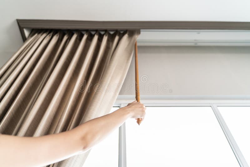 Mujer abierta y que sostiene las cortinas imágenes de archivo libres de regalías Mujer abierta y que sostiene las cortinas imágenes de archivo libres de regalías