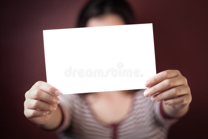 Mujer adulta joven que lleva a cabo una muestra en blanco imágenes de archivo libres de regalías