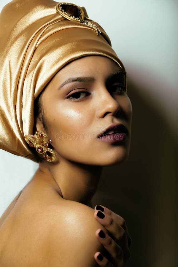 Mujer africana de la belleza en mantón en la cabeza, muy fotografía de archivo Mujer africana de la belleza en mantón en la cabeza, muy fotografía de archivo