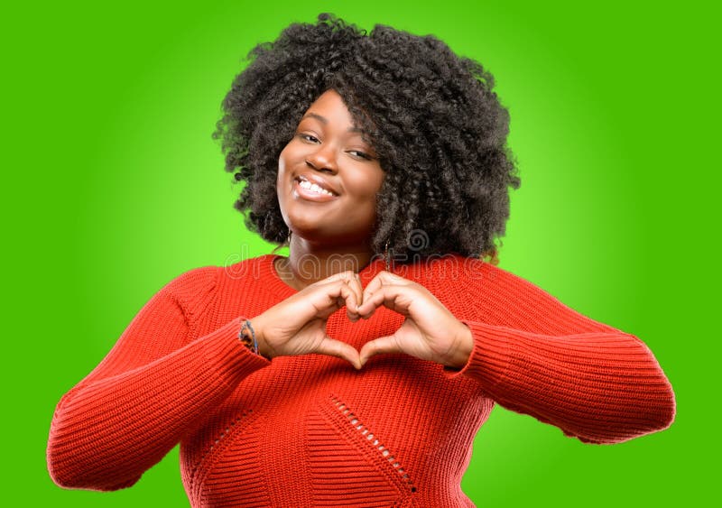 Mujer africana hermosa con el pelo rizado aislado sobre fondo verde imágenes de archivo libres de regalías Mujer africana hermosa con el pelo rizado aislado sobre fondo verde imágenes de archivo libres de regalías