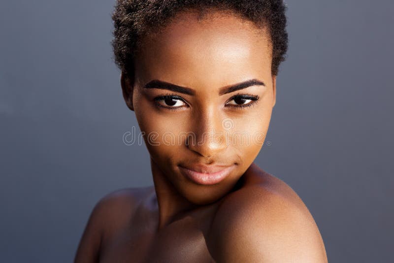 Mujer africana joven sensual contra fondo gris fotos de archivo libres de regalías Mujer africana joven sensual contra fondo gris fotos de archivo libres de regalías