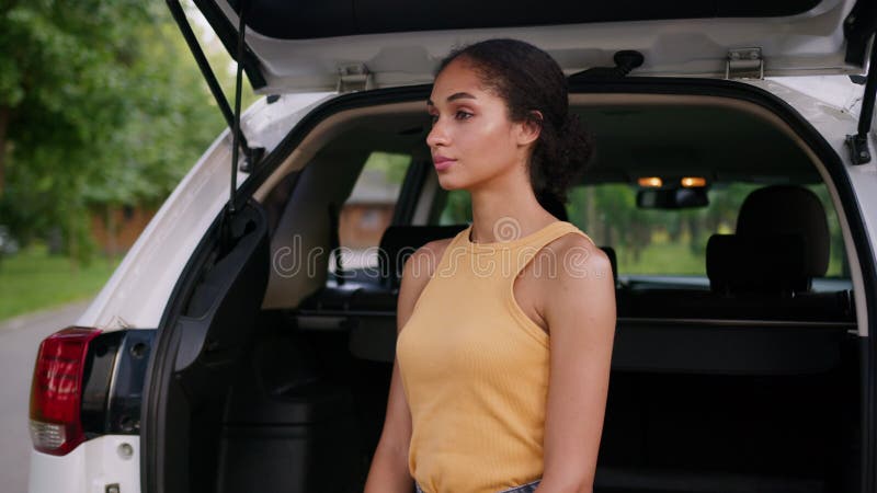 Mujer afroamericana alegre mirando a la cámara retrato mujer empresaria exitosa señora sonriente auto almacen de video