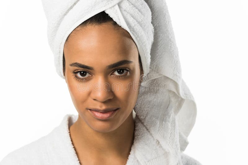 mujer afroamericana atractiva en albornoz y toalla con la piel perfecta, imagenes de archivo mujer afroamericana atractiva en albornoz y toalla con la piel perfecta, imagenes de archivo