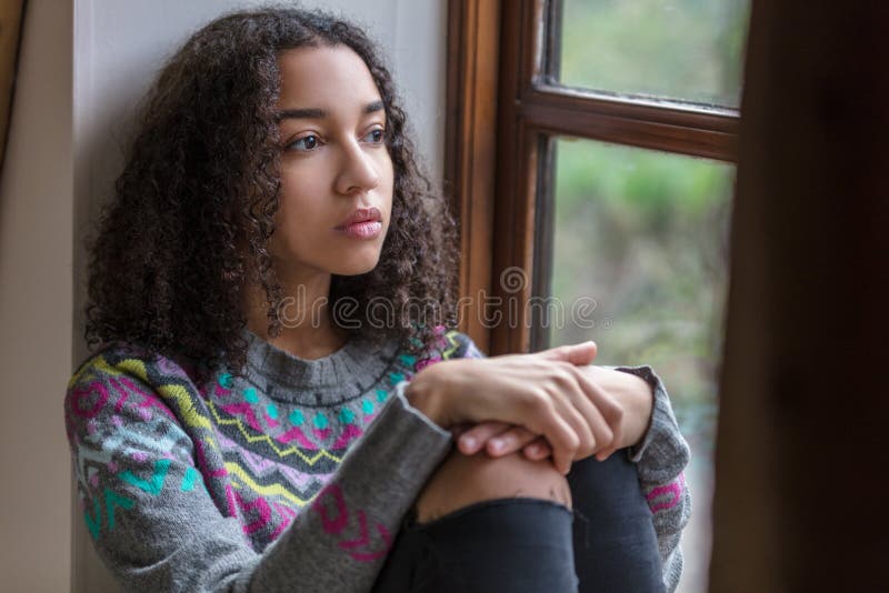 Mujer afroamericana del adolescente de la raza mixta triste