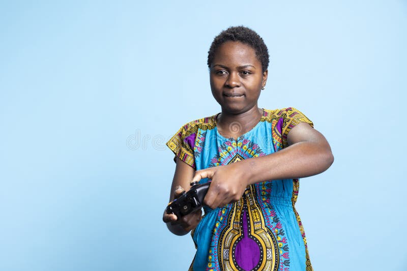 Mujer afroamericana disfrutando del reto del juego en estudio fotografía de archivo