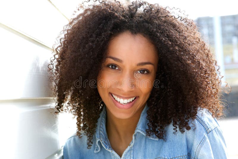 Mujer afroamericana joven alegre imagen de archivo libre de regalías Mujer afroamericana joven alegre imagen de archivo libre de regalías