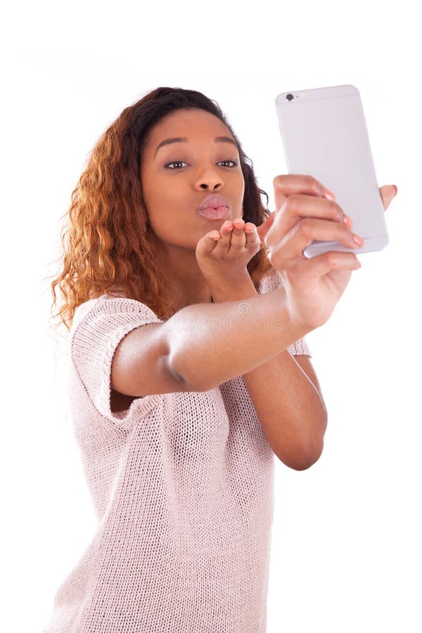 Mujer afroamericana joven que toma un selfie imagen de archivo