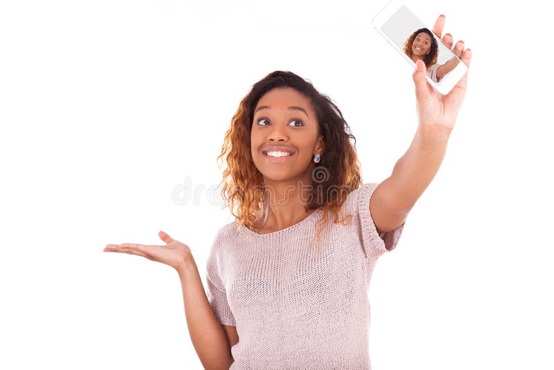 Mujer afroamericana joven que toma un selfie