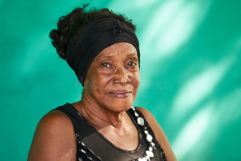 Mujer afroamericana mayor feliz del retrato real de la gente imagen de archivo libre de regalías