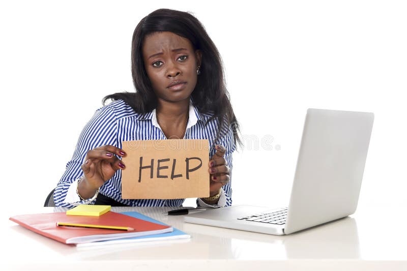 Mujer afroamericana negra de la pertenencia étnica en stress laboral en pedir ayuda
