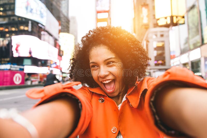 Mujer afroamericana que toma el cuadrado del selfie a tiempo, Nueva York imagen de archivo libre de regalías