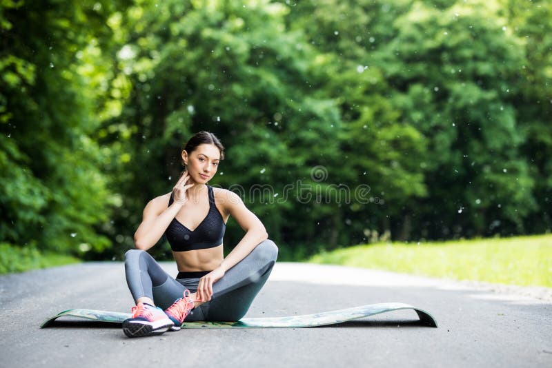 Mujer al aire libre del entrenamiento Corredor de la mujer de la aptitud que se sienta después de traini imagenes de archivo Mujer al aire libre del entrenamiento Corredor de la mujer de la aptitud que se sienta después de traini imagenes de archivo