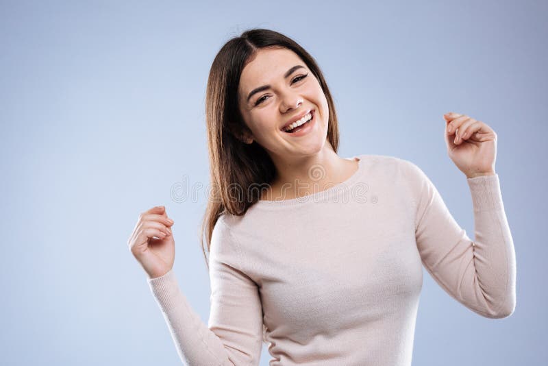 Mujer alegre positiva agradable que siente muy feliz fotos de archivo Mujer alegre positiva agradable que siente muy feliz fotos de archivo