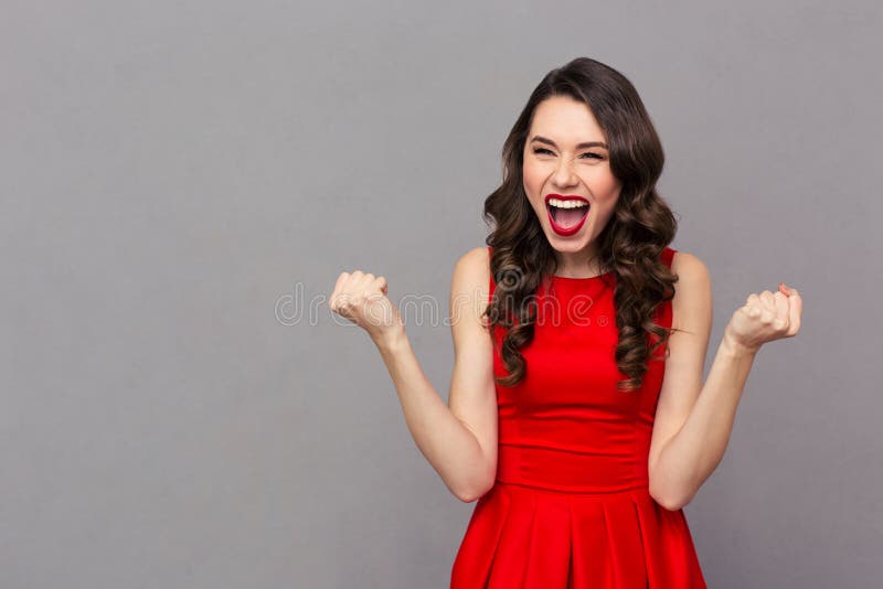 Mujer alegre que celebra su éxito fotografía de archivo Mujer alegre que celebra su éxito fotografía de archivo