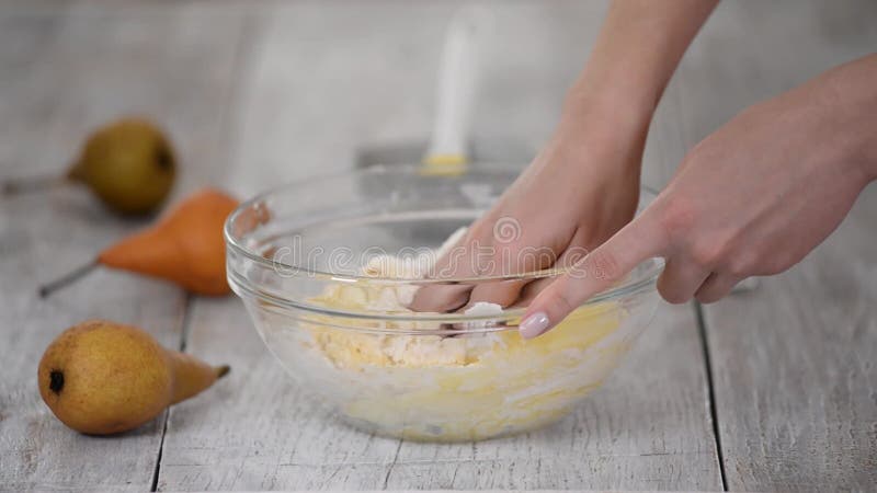 Mujer amando masa en la cocina almacen de metraje de vídeo