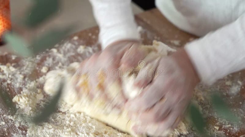 Mujer amando masa para hornear galletas de navidad almacen de video