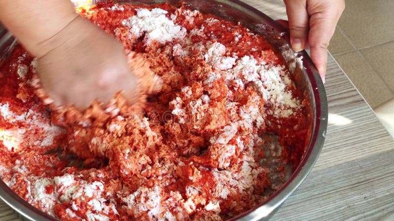 Mujer amando masa por hacer sopa tradicional turca de tarhana almacen de metraje de vídeo