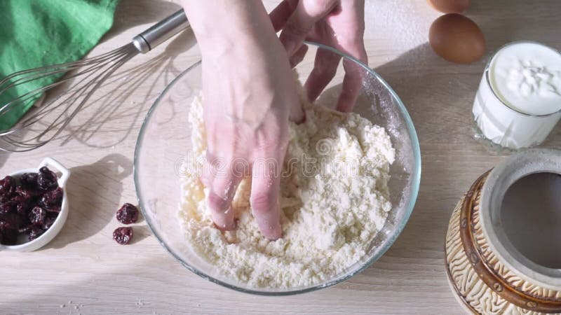Mujer amasando masa de galleta en un recipiente de vidrio. paso de creación de cookies. ingredientes de cocina almacen de video