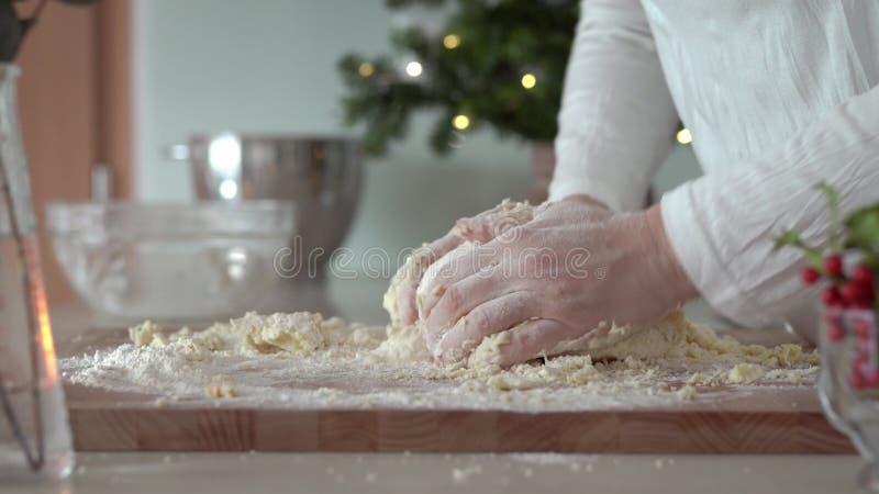 Mujer amasando masa hecha de harina mantequilla de azúcar y preparación de huevos para hornear galletas de navidad almacen de video