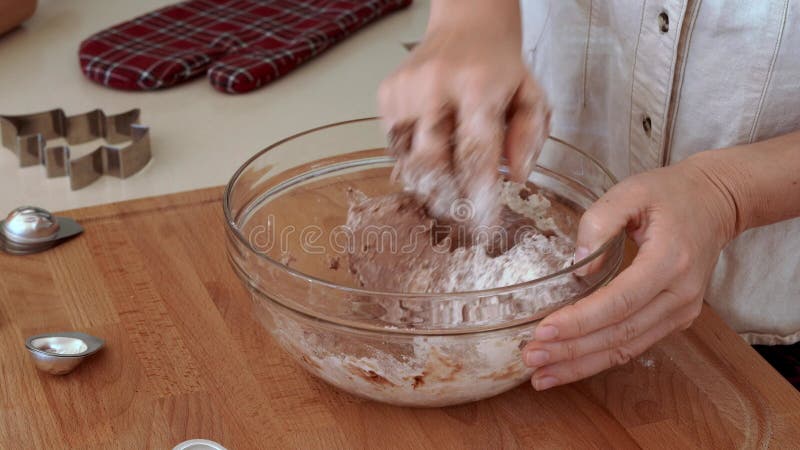 Mujer amasando masa para preparar galletas caseras con forma de castaña metrajes