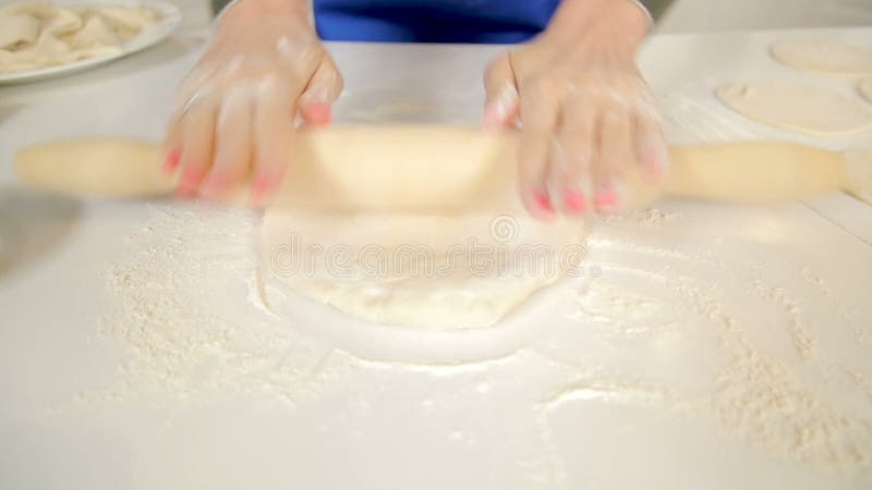Mujer amasando y rodando masa delgada de pizza almacen de metraje de vídeo