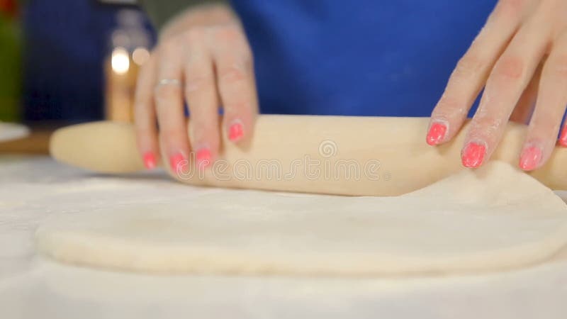 Mujer amasando y rodando masa delgada de pizza almacen de metraje de vídeo