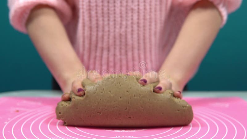Mujer amasar masa con manos, cocinar masa para hornear almacen de metraje de vídeo