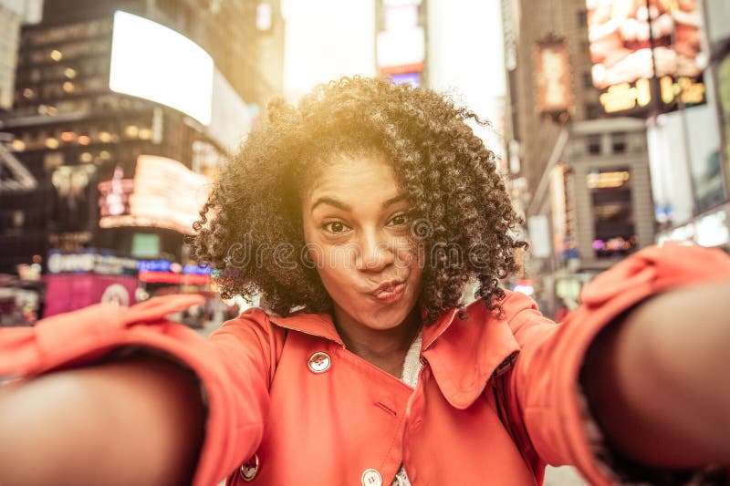Mujer americana joven que toma el selfie en Nueva York imágenes de archivo libres de regalías