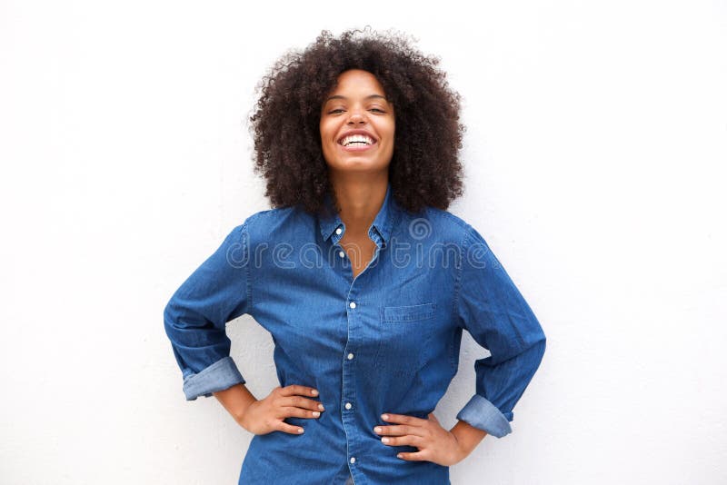 Mujer amistosa feliz que sonríe en fondo blanco aislado imagen de archivo Mujer amistosa feliz que sonríe en fondo blanco aislado imagen de archivo