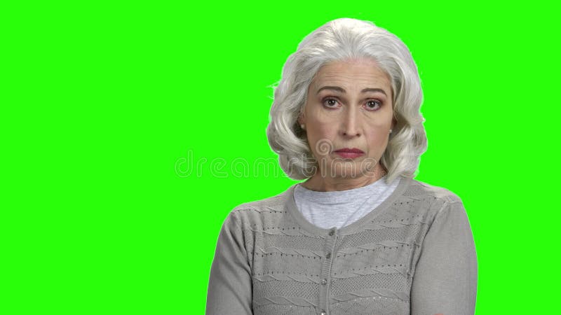 Mujer anciana enojada hablando en cÃ¡mara