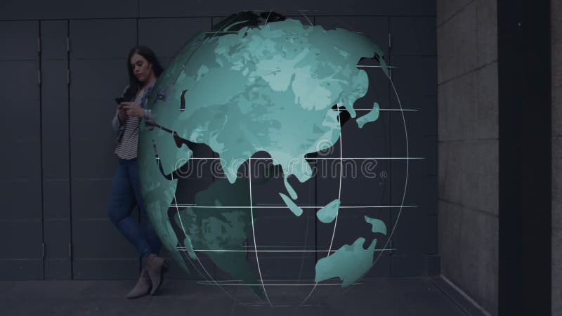 Mujer apoyándose contra la pared de la construcción usando un smartphone con tecnología holograma flotando ilustración del vector